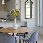 Sara - Modern City Centre Apt - Views!