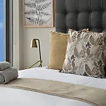 Sara - Modern City Centre Apt - Views!