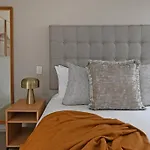 Sara - Modern City Centre Apt - Views!