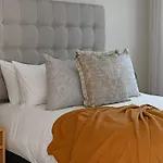 Sara - Modern City Centre Apt - Views!
